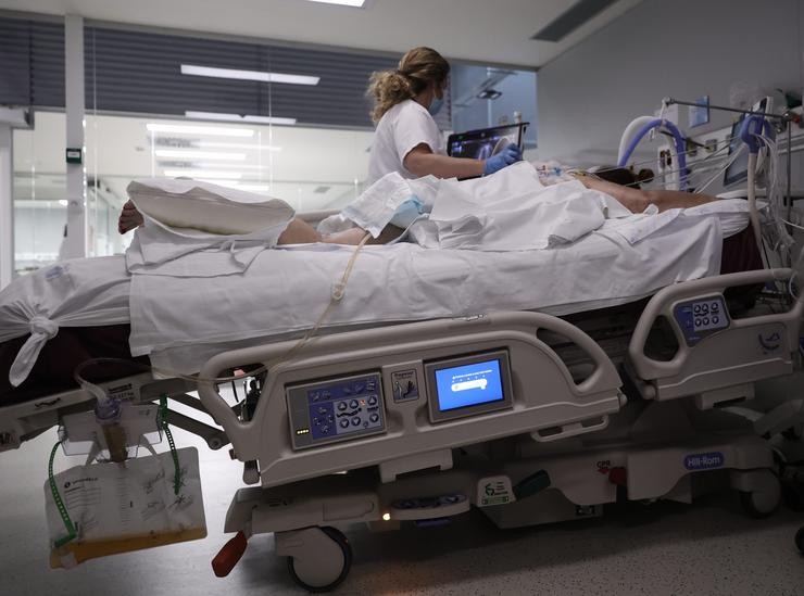 Unha enfermeira realiza unha ecografía a unha paciente na UCI do Hospital Enfermeira Isabel Zendal, a 23 de novembro de 2021, en Madrid (España). O hospital está actualmente dedicado exclusivamente ao coidado de enfermos covid. Nos últimos días hase. Eduardo Parra - Europa Press / Europa Press