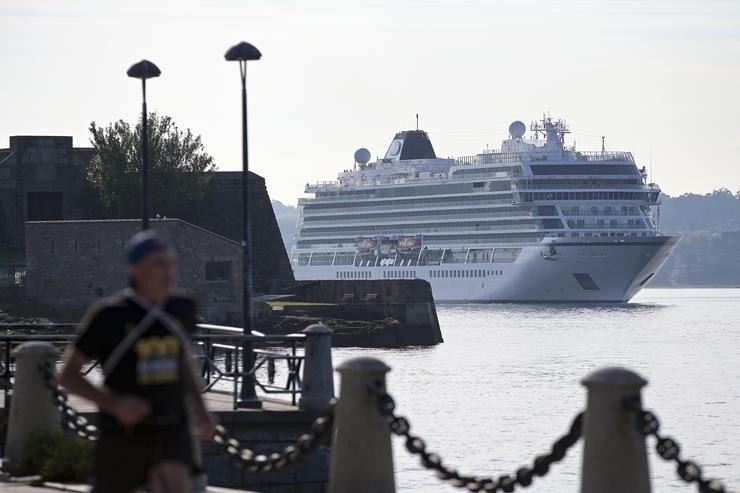 Arquivo - Un cruceiro chega ao peirao de Transatlánticos da Coruña.. M. Dylan - Europa Press - Arquivo 