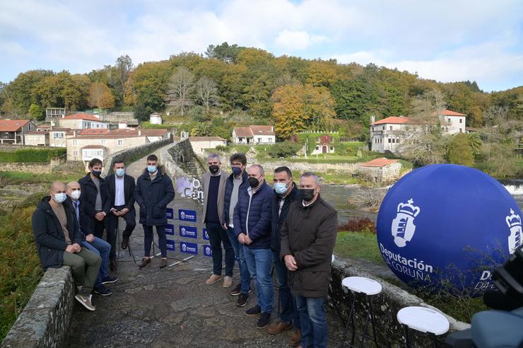 O presidente da Deputación da Coruña, Valentín González Formoso, preside a presentación do evento ciclista 