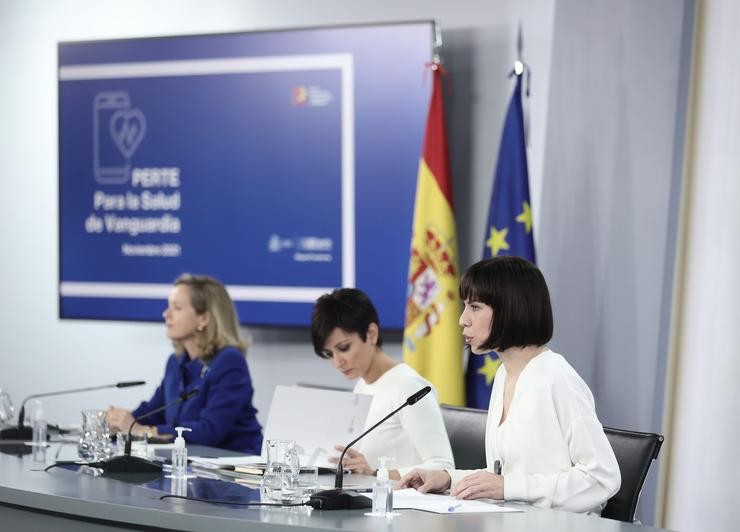 (I-D) A vicepresidenta primeira e ministra de Asuntos Económicos e Transformación Dixital, Nadia Calviño; a ministra Portavoz, Isabel Rodríguez e a ministra de Ciencia e Innovación, Diana Morant, nunha rolda de prensa tras a reunión do Consello de Min. EUROPA PRESS/E. Parra. POOL - Europa Press / Europa Press