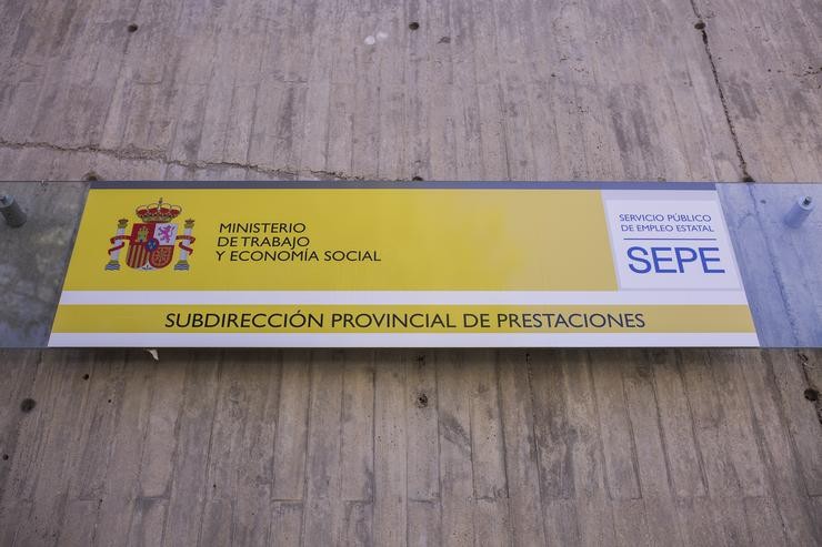 Cartel dunha oficina do SEPE /Alejandro Martínez Vélez   / Europa Press