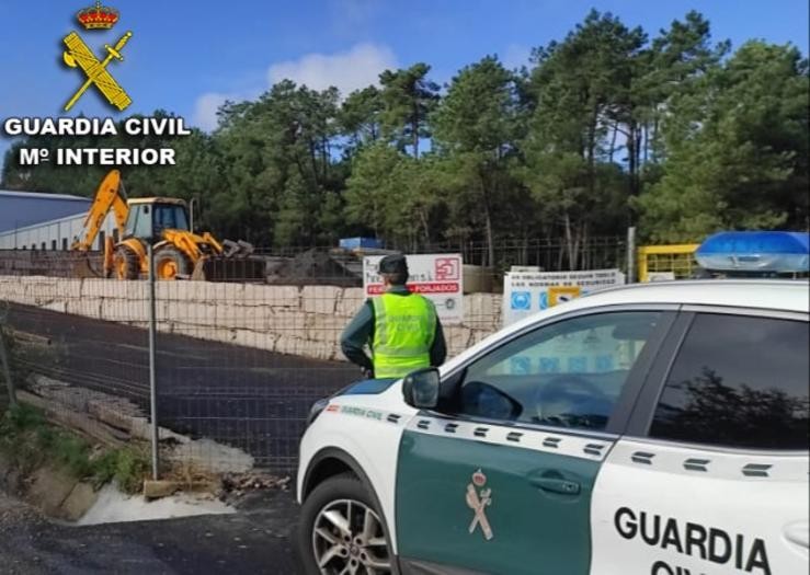 Garda Civil detén a un home e a unha muller por subtraer gasoil de maquinaria de obra en Mos (Pontevedra).. GARDA CIVIL