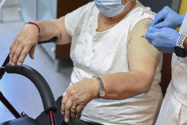 Unha muller recibe unha dose da vacina contra a gripe. Foto de arquivo.. Jorge Gil - Europa Press 