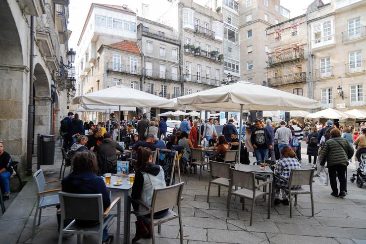 Grupos de comensais sentados nunha terraza dun establecemento en Galicia.. Marta Vázquez Rodríguez - Europa Press 