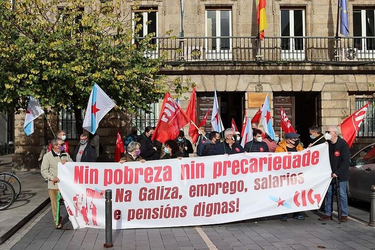 Xubilados e pensionistas concéntranse na Coruña para rexeitar a futura reforma das pensións. CIG / Europa Press