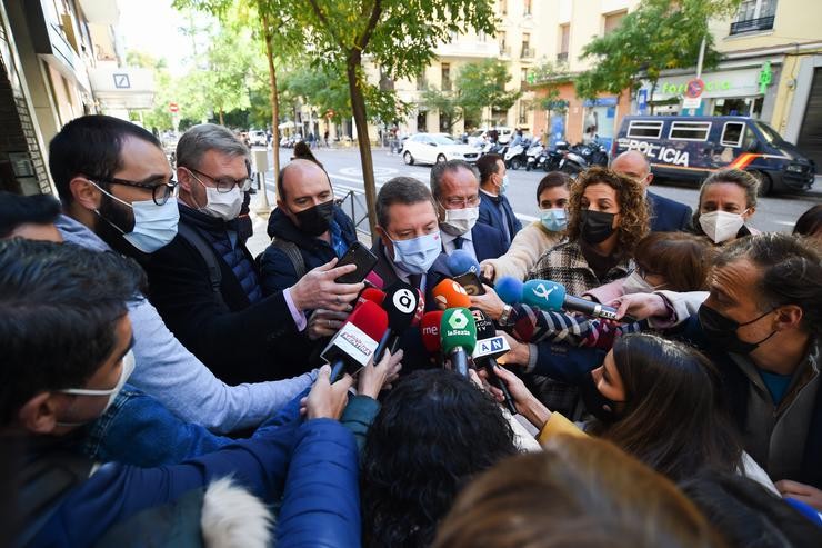 O presidente de Castela-A Mancha, Emiliano García-Page, responde os medios á súa chegada a un encontro do PSOE cos seus presidentes autonómicos para canalizar o debate sobre o financiamento autonómico, a 5 de novembro de 2021, en Madrid 