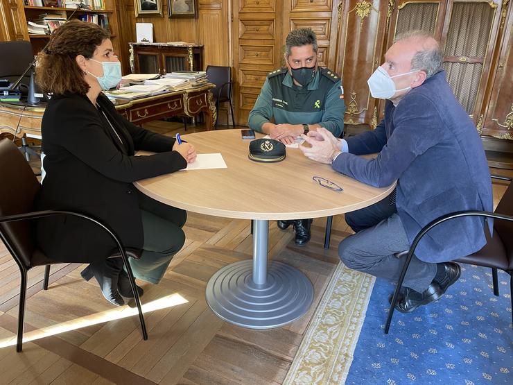 A subdelegada do Goberno na Coruña, María Rivas; o alcalde de Miño, Manuel Vázquez, e o coronel da Garda Civil Francisco Javier Jambrina, nunha reunión sobre o roubo de cable / SUBDELEGACIÓN DO GOBERNO.