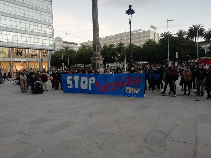 Algo máis de medio centenar de persoas concéntranse na Coruña en repulsa da agresión transfóbica de Lugo / Europa Press