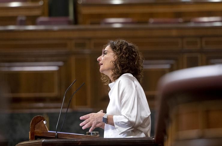 A ministra de Facenda, María Jesús Montero, intervén nunha sesión plenaria no Congreso dos Deputados, a 4 de novembro de 2021, en Madrid 