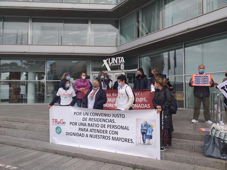 Concentración de traballadoras das residencias de maiores fronte á delegación territorial da Xunta en Vigo.