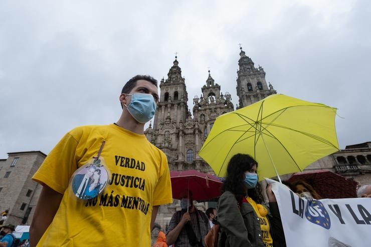 Arquivo - Vítimas e familiares do accidente ferroviario de Angrois (Santiago), durante unha manifestación para reclamar unha investigación independente sobre as causas do sinistro ferroviario, a 24 de xullo de 2021, en Santiago de Compostela,. César Arxina - Europa Press - Arquivo 