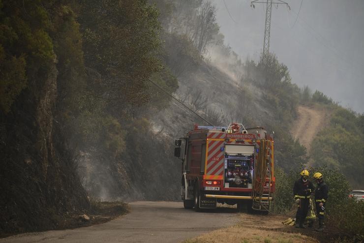 Un camión de bombeiros trata de sufocar os Incendios dun lume no municipio de Quiroga 