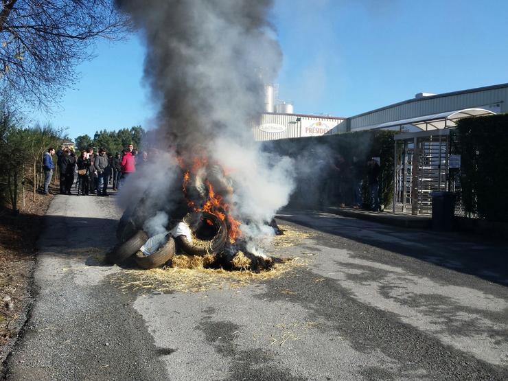 Arquivo - Protesta de gandeiros ante a planta de Lactalis en Vilalba. REMITIDA - Arquivo / Europa Press