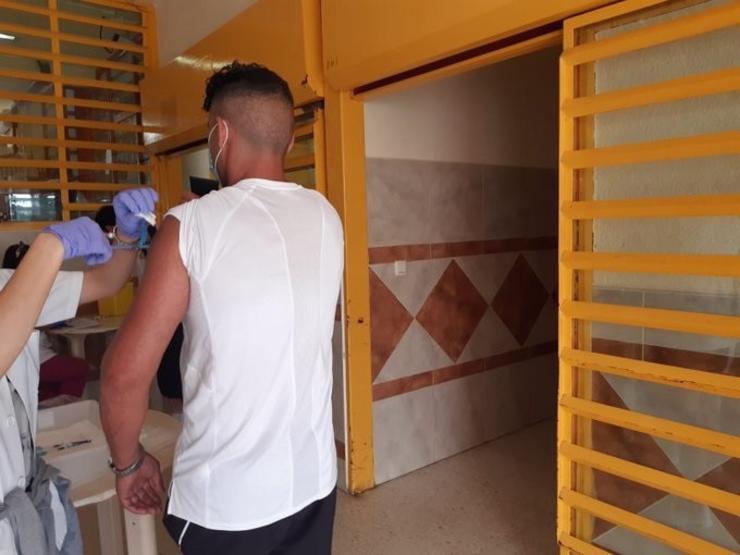 Arquivo - Un preso da Lama, en Pontevedra, recibe a vacina contra a Covid-19. INSTITUCIÓNS PENAIS - Arquivo / Europa Press