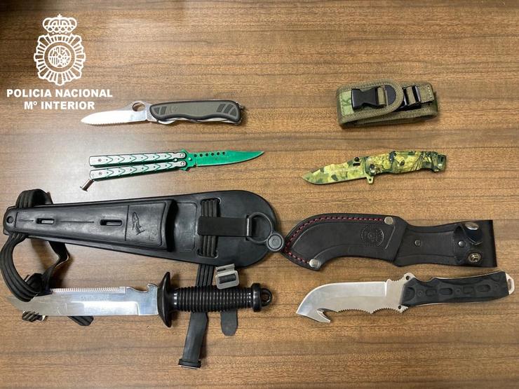 Armas brancas entregadas por un mozo detido en Ourense tras apuñalar a un compañeiro de clase / Policía Nacional.