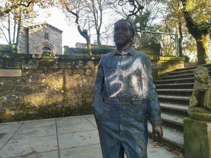 Estatua de Federico García Lorca na Alameda de Santiago cunha pintada. 