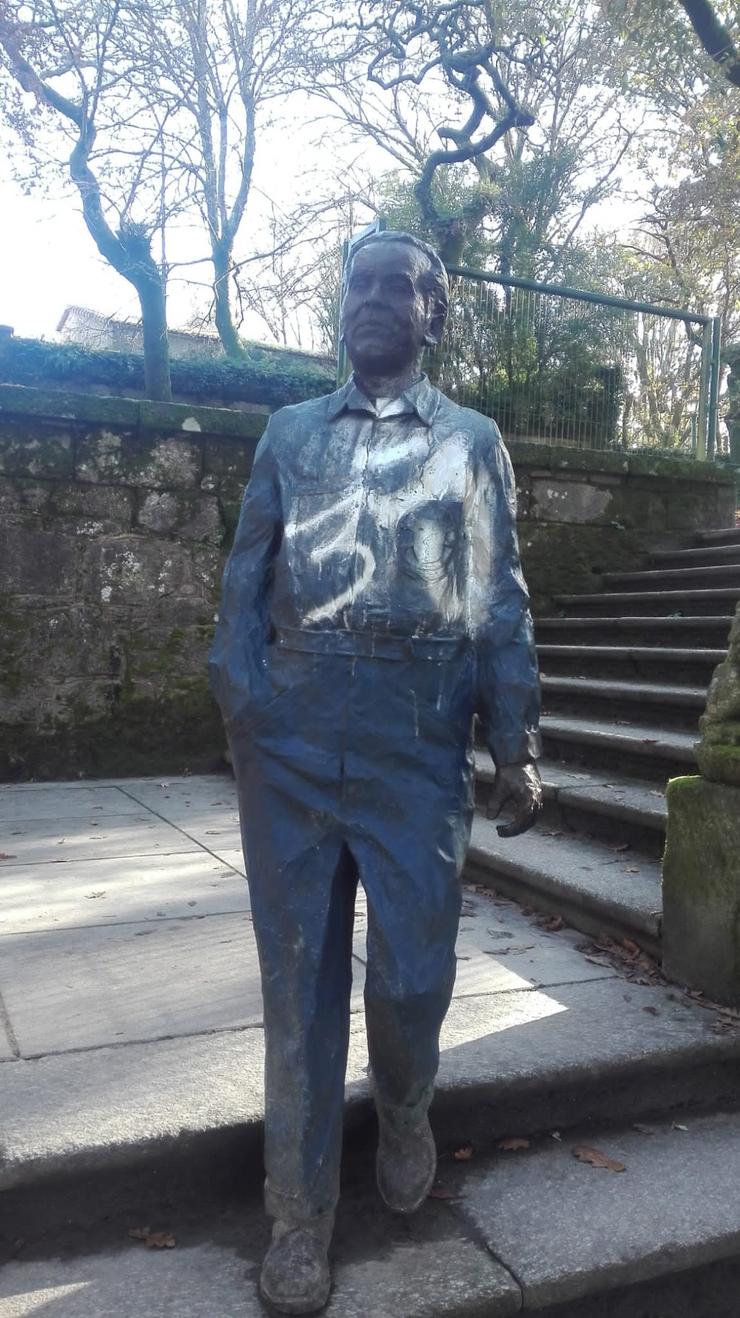 Pintada na Estatua de Federico García Lorca na Alameda 