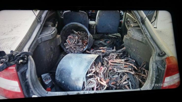 Cables intervidos no maleteiro do vehículo. POLICÍA LOCAL