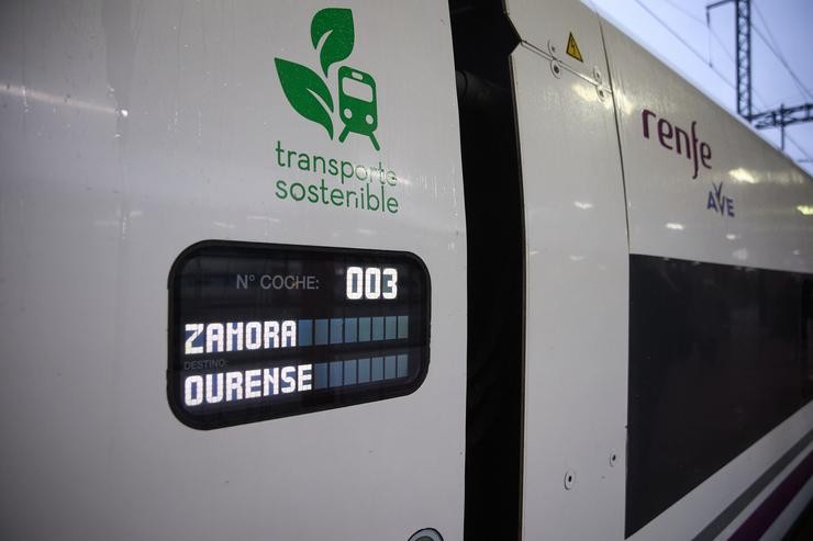 Tren do tramo de alta velocidade Pedralba de la Pradería-Ourense, na estación de Madrid-Chamartín Clara Campoamor 