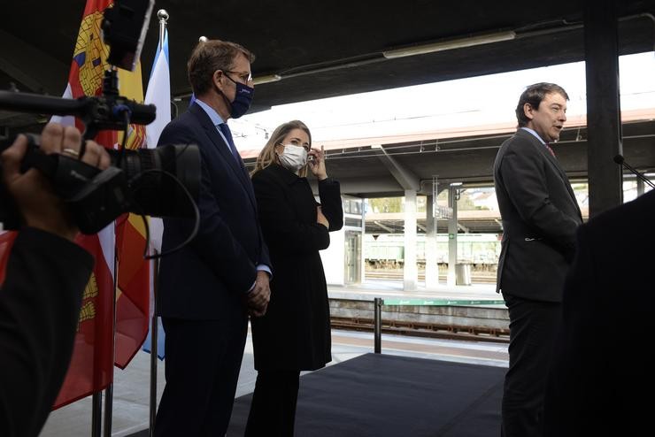 O presidente da Xunta de Castela e León, Alfonso Fernández Mañueco, responde os medios na estación de Ourense tras efectuar unha viaxe polo novo tramo de alta velocidade Pedralba de la Pradería-Ourense, na estación Ourense-Empalme, a 22 de non. Rosa Veiga - Europa Press 