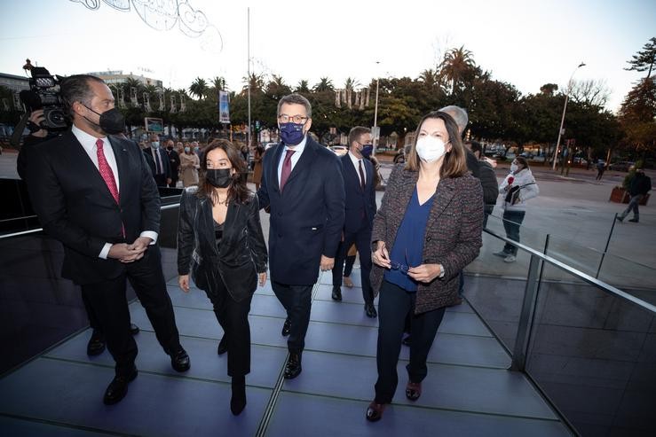 O presidente da Xunta, Alberto Nüñez Feijóo, xunto á alcaldesa da Coruña, Inés Rei, e o presidente de Abanca, Juan Carlos Escotet, nunhas xornadas de 