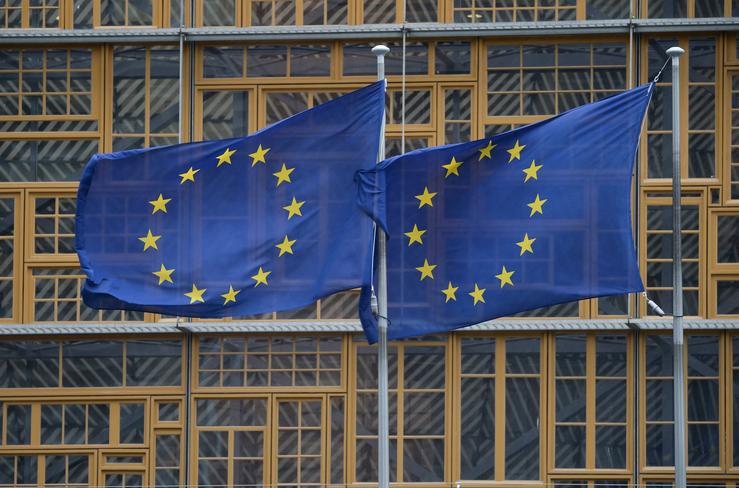 Bandeiras da UE na sede da Comisión Europea en Bruxelas. ALEXEY VITVITSKY / SPUTNIK / CONTACTOPHOTO / Europa Press