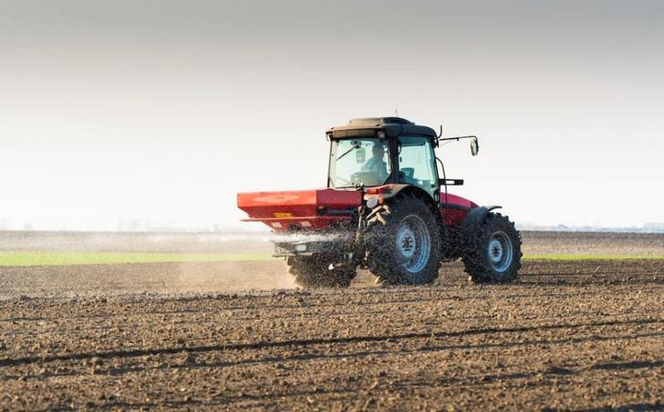 Tractor abonando nunha imaxe de arquivo. UNIUNA 