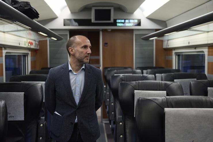 O alcalde de Ourense, Gonzalo Pérez Jácome, pousa dentro do tren que vai efectuar unha viaxe polo novo tramo de alta velocidade Pedralba de la Pradería-Ourense, na estación de Madrid-Chamartín Clara Campoamor, a 22 de novembro de 2021, en Madrid, (E. Jesús Hellín - Europa Press / Europa Press