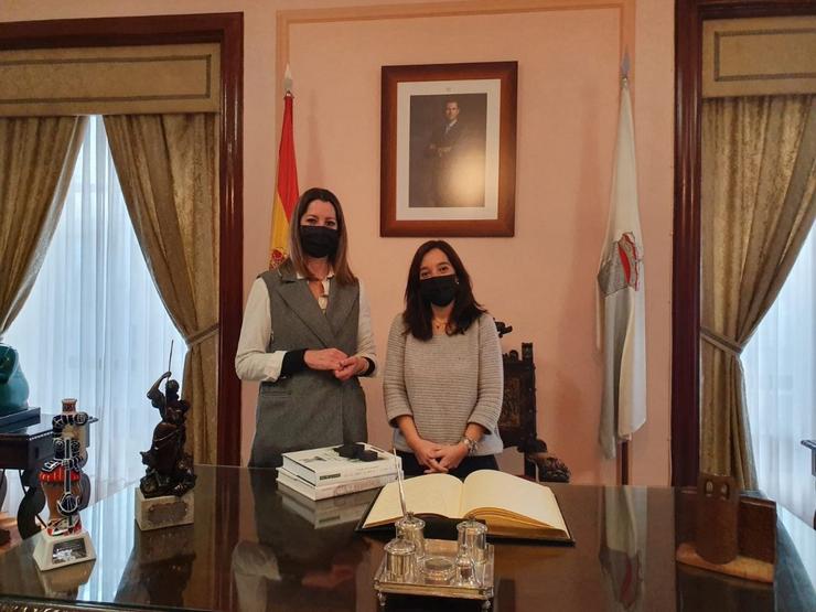 A alcaldesa de Lugo, Lara Méndez, recibe á rexedora coruñesa, Inés Rei. CONCELLO DE LUGO 