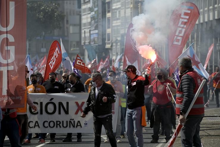 Arquivo - Decenas de persoas con bandeiras de sindicatos e fume durante unha manifestación convocada por varios sindicatos'en defensa do emprego, por un futuro industrial, contra a represión sindical en Alu Ibérica' na praza de Ourense da Coruña, Gal. M. Dylan - Europa Press - Arquivo