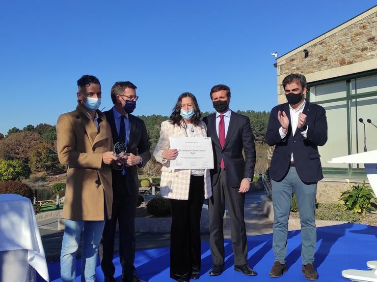 A esposa e o fillo do exalcalde de Neda, José Ignacio Cabezón, falecido o 8 de decembro, nunha homenaxe presidida polos presidentes do PP provincial da Coruña, Diego Calvo; do PPdeG, Alberto Núñez Feijóo; e do PP nacional, Pablo Casado.. PP DA CORUÑA 