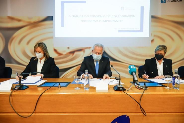 O presidente do Parlamento galego, Miguel Anxo Santalices, e as conselleiras de Política Social (esquerda), Fabiola García, e Mar (dereita), Rosa Quintana, asinan o acordo. PARLAMENTO DE GALICIA 