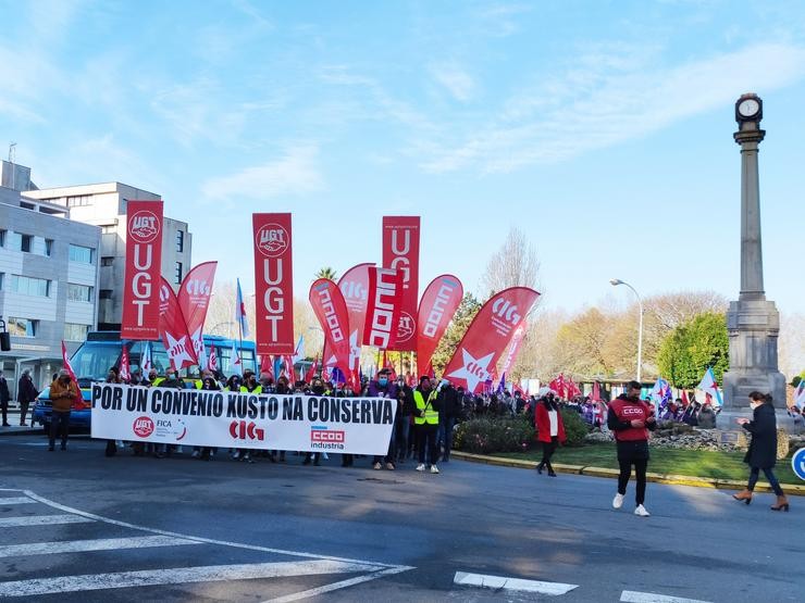 Traballadores do sector conserveiro maniféstanse en Vilagarcía de Arousa (Pontevedra) por un convenio digno. / Europa Press