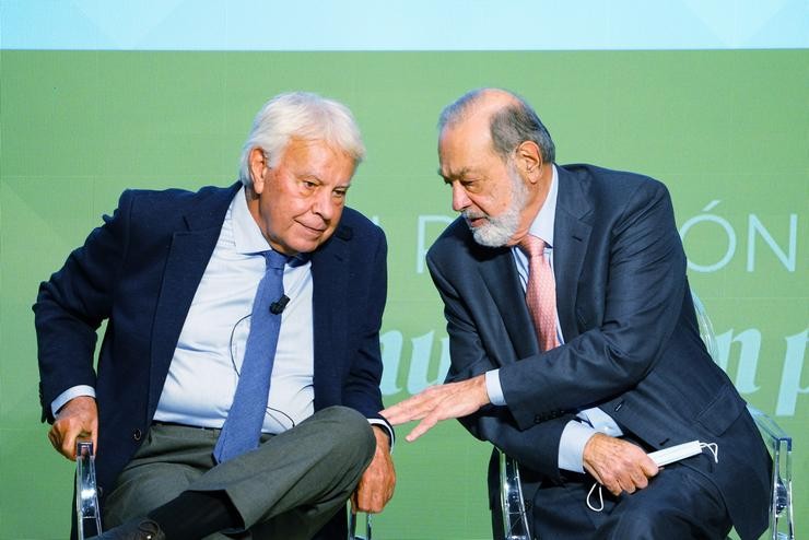 O expresidente do Goberno Felipe González (i); e o empresario mexicano Carlos Slim, conversan na segunda xornada da 26ª edición do Círculo de Montevideo, en Cidade da Cultura, a 30 de novembro de 2021, en Santiago de Compostela, Galicia, (Espa. Álvaro Ballesteros - Europa Press / Europa Press