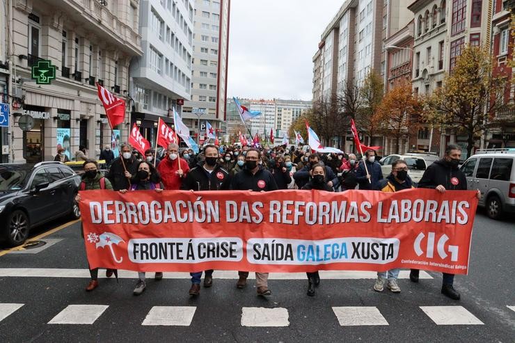 Mobilización na Coruña para esixir melloras nos salarios e pensións, así como a derrogación das reformas á xubilación de 2011 e 2013.. CIG