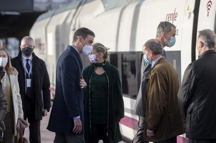 (E-D) O presidente do Goberno, Pedro Sánchez; a vicepresidenta segunda e ministra de Traballo e Economía Social, Yolanda Díaz; e o rei Felipe VI, á súa saída de Madrid para inaugurar oficialmente a liña de AVE que conectará Madrid e Galicia 