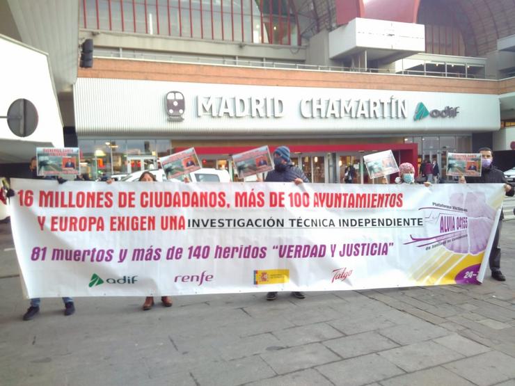 Vítimas de Angrois, na estación de Chamartín (Madrid), onde protestan pola inauguración 'ostentosa' do AVE a Galicia 