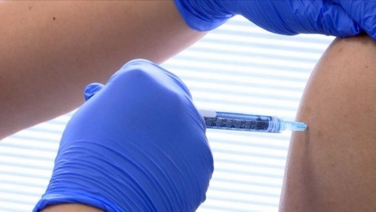 A vacina de Novavax contra a COVID-19 sendo administrada en ensaios clínicos 