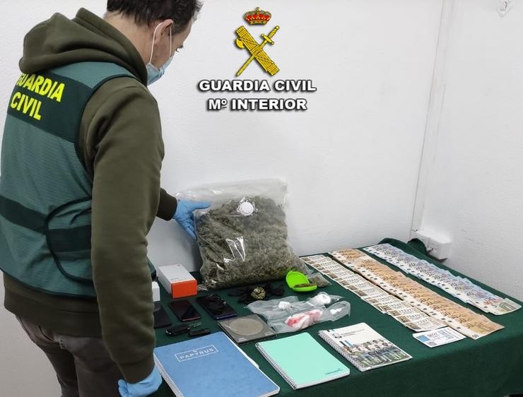 Efectos  intervidos a un veciño de Arousa, que foi detido pola Garda Civil en Moaña (Pontevedra) con mil dose de cocaína ocultas no seu coche.. GARDA CIVIL / Europa Press