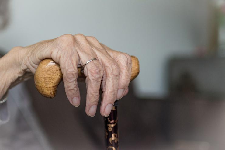 Man dunha anciá con bastón nunha imaxe de arquivo /  CECUA - Arquivo