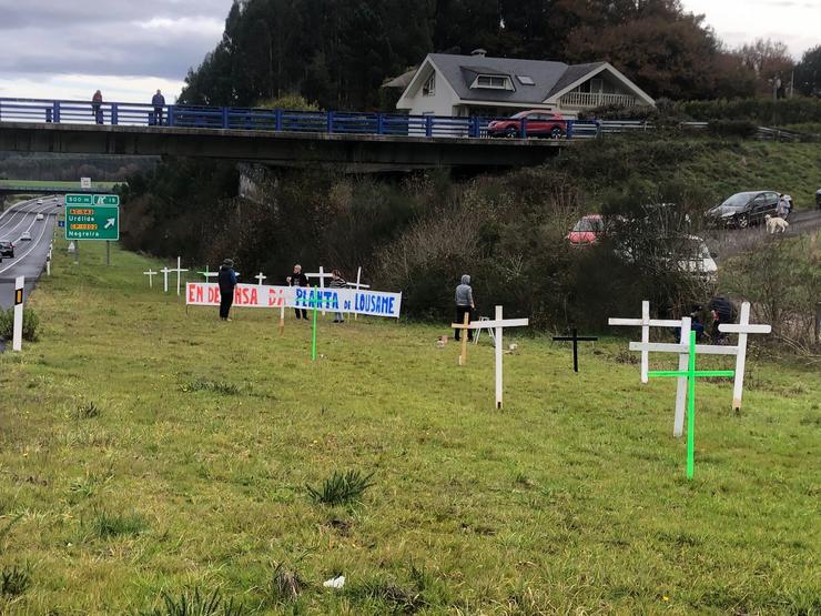 Cruces colocadas xunto á autovía polo comité de empresa. CIG 