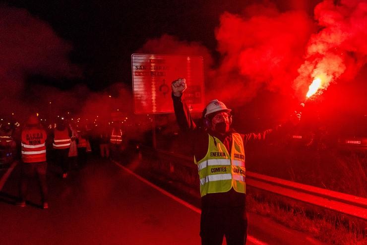 Varios traballadores da planta da empresa Alcoa en San Cibrao participan nunha marcha nocturna polas rúas do concello de Xove, a 6 de novembro de 202 / Carlos Castro - Europa Press.