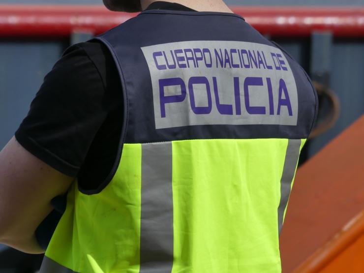 Axente do Corpo Nacional de Policía en Vigo.. POLICÍA NACIONAL 