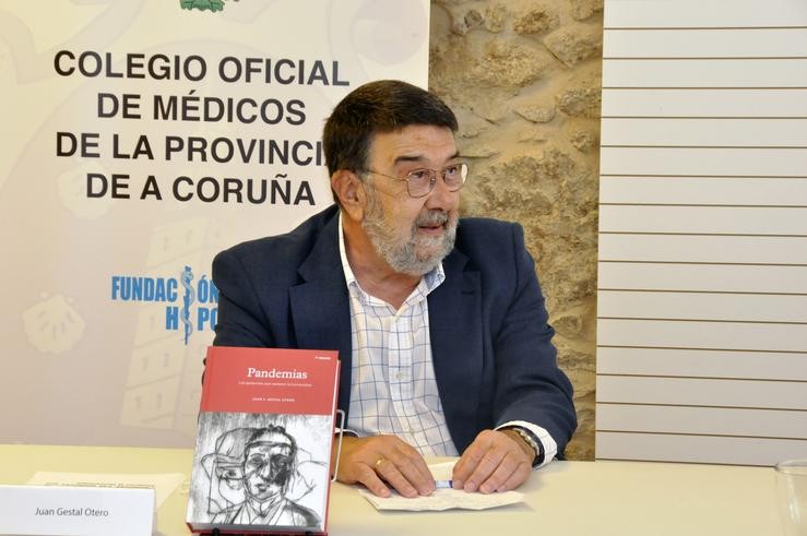 Arquivo - O doutor e epidemiólogo Juan Gestal na presentación do seu libro 'Pandemias. As epidemias que arrasaron á humanidade'.. BOLANDA EDICIÓNS - Arquivo 