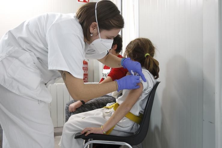 Unha nena recibe unha dose da vacina contra o Covid-19 a 15 de decembro de 2021. Isaac Buj - Europa Press