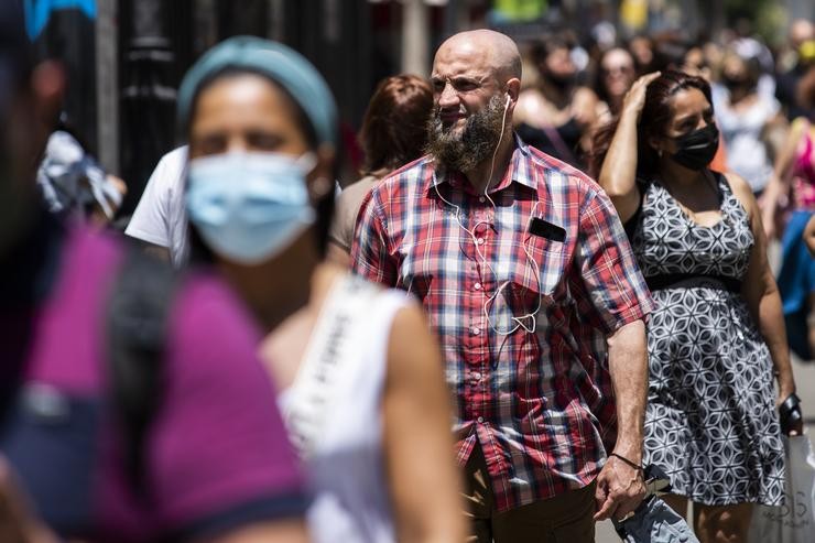 Un home pasea sen máscara polo centro de Madrid, durante o primeiro día no que non é obrigado o uso da máscara en exteriores 