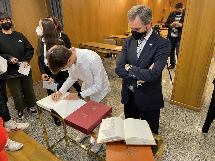 Mozos participantes no acto de conmemoración do aniversario da Constitución, presidido polo delegado do Goberno, José Miñones, asinan no Libro da Cidadanía. DELEGACIÓN DO GOBERNO EN GALICIA / Europa Press