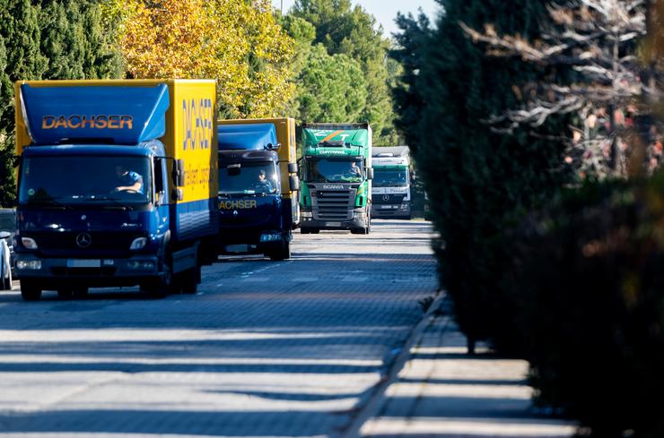 Varios camións circulan por unha estrada, a 12 de novembro de 2021, en Madrid (España). O departamento de Mercadorías do Comité Nacional do Transporte por Estrada (CNTC) declarou dúas xornadas de peche patronal antes de Nadal polo "estado d. Alberto Ortega - Europa Press / Europa Press