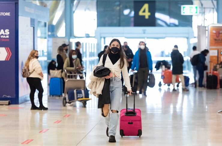 Unha muller cunha maleta en elaeropuerto de Adolfo Suárez, un día previo á Noiteboa. Gustavo Valente - Europa Press / Europa Press