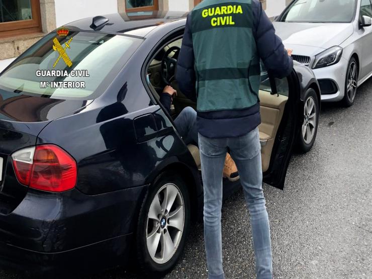 Detido no coche da Garda Civil tras a detención /  GARDA CIVIL